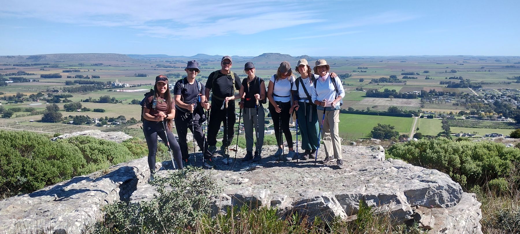 Grupo disfrutando en la cumbre