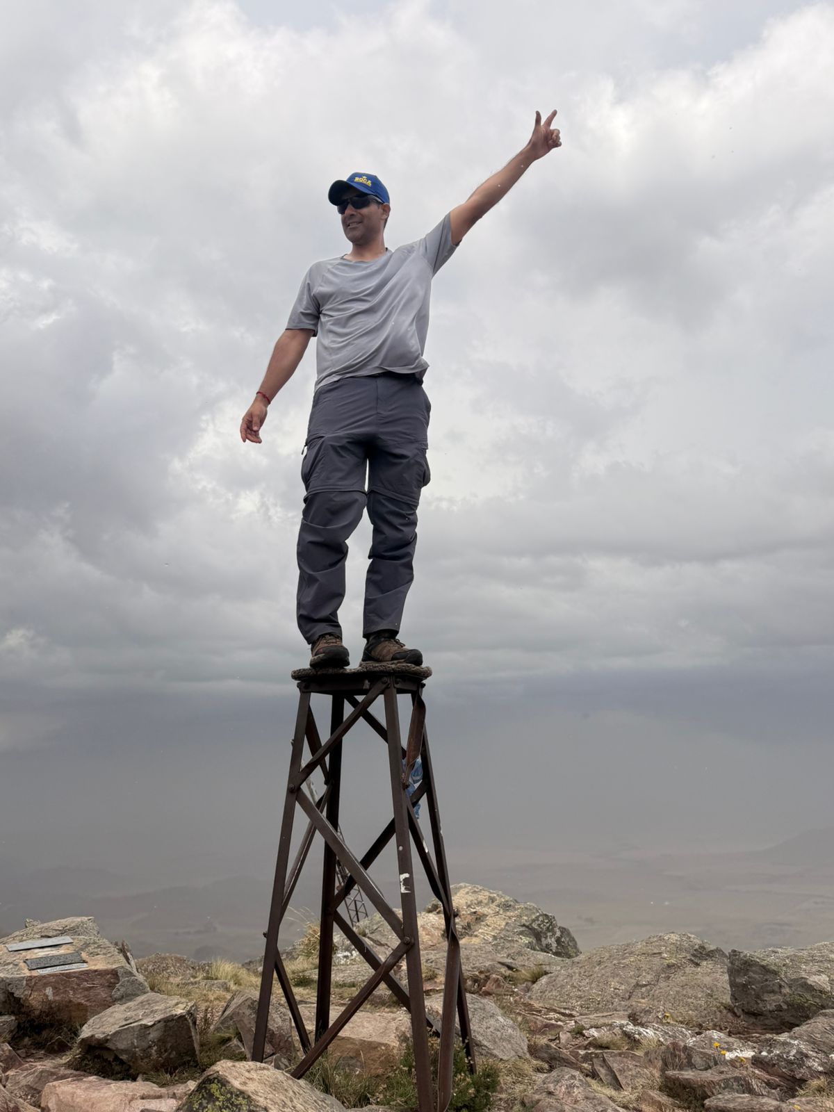 Parado en la cumbre