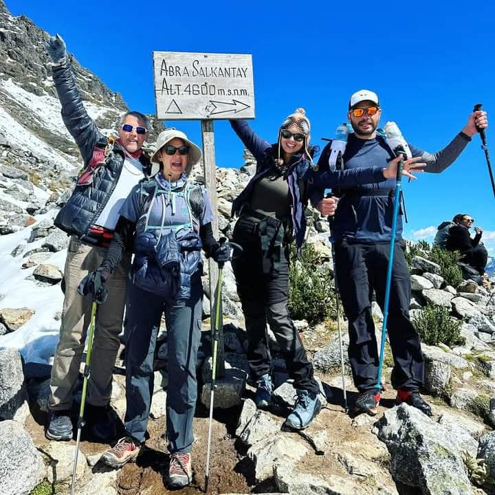 Trekkers en el Abra Salkantay a más de 4.600 msnm